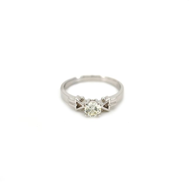 18K White Gold Ring Studded With Round Diamond with 0.40ct
