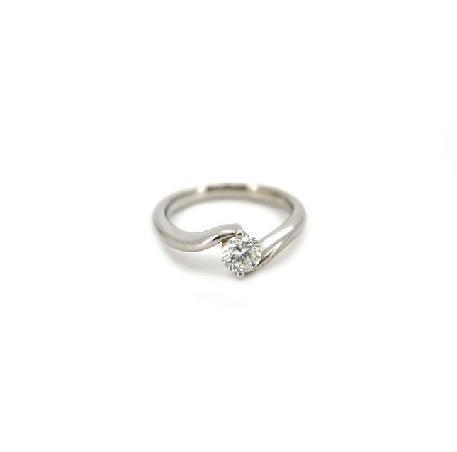 18K White Gold Ring Studded With Round Diamond with 0.40ct
