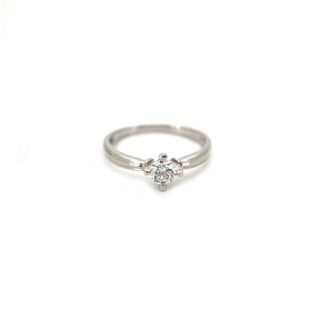 18K White Gold Ring Studded With Round Diamond with 0.41ct