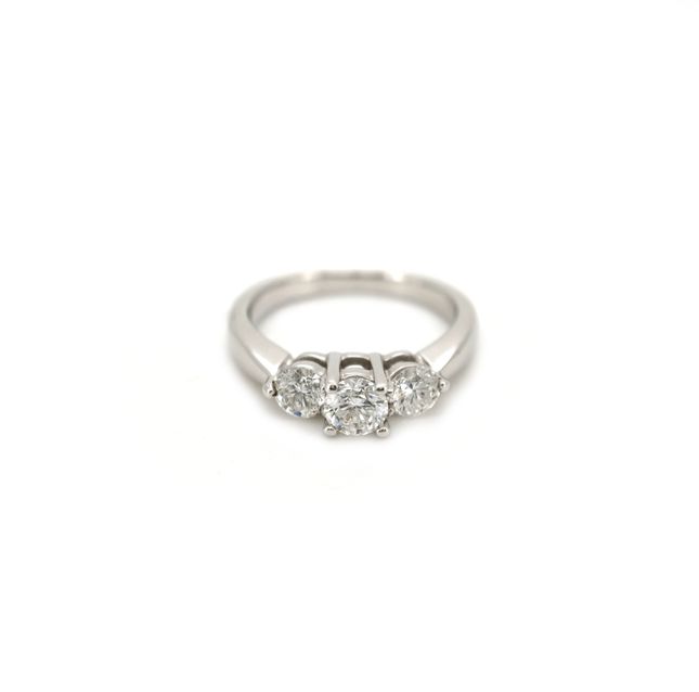 18K White Gold Ring Studded With Round Diamond with 0.43ct