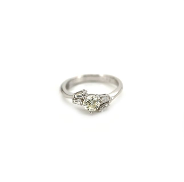 18K White Gold Ring Studded With Round Diamond with 0.52ct