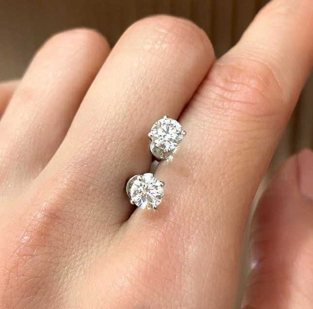 18K White Gold Earring Studded With Round Diamond with 0.70ct