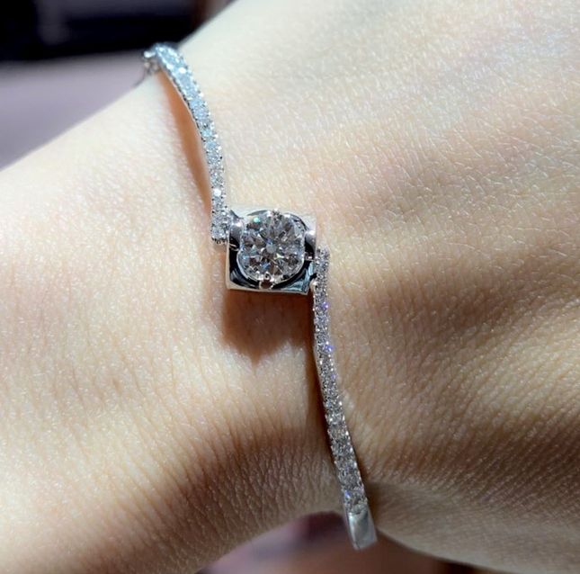 18K White Gold Bracelet Studded With Round Diamond with 0.73ct