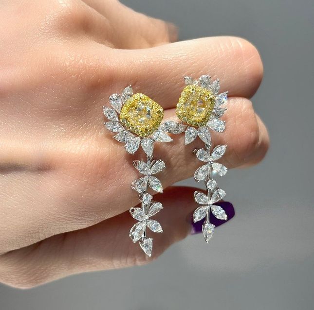 18K White Gold Earring Center Cushion Diamond with 2.00ct