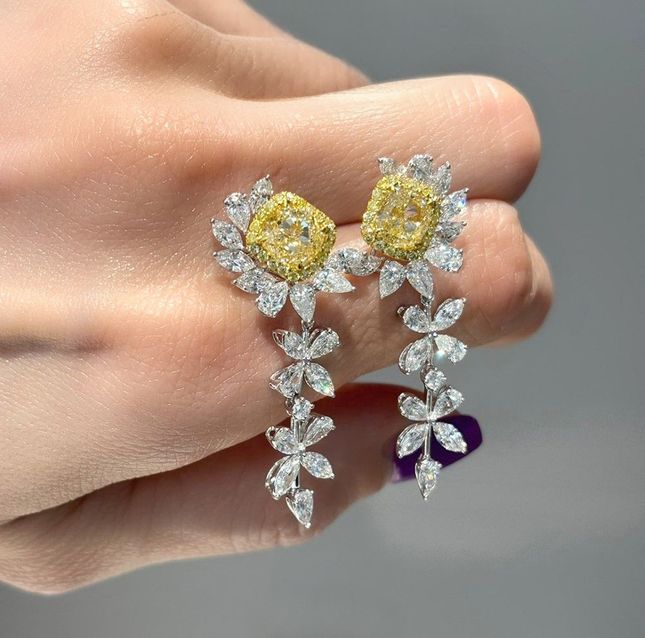 18K White Gold Earring Center Cushion Diamond with 2.01ct