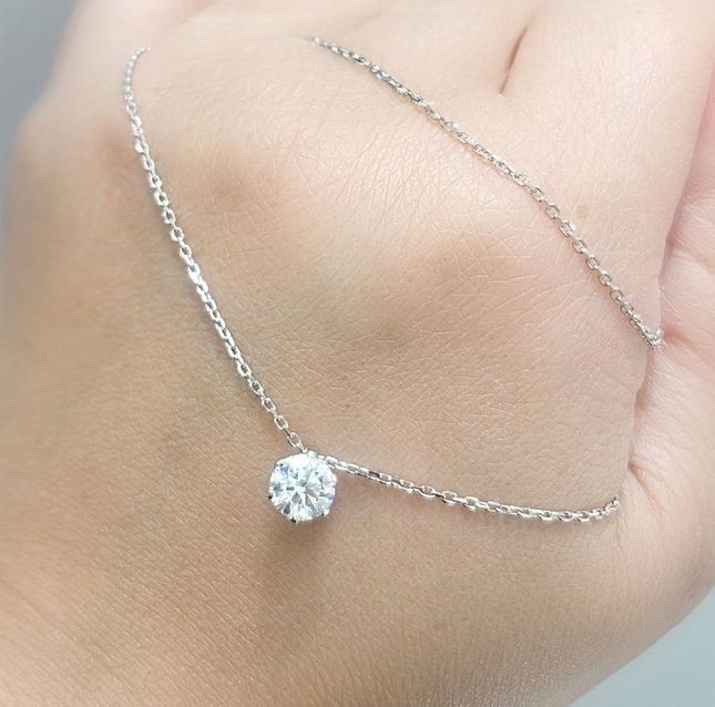 18K White Gold Necklace Center Round Diamond with 0.90ct