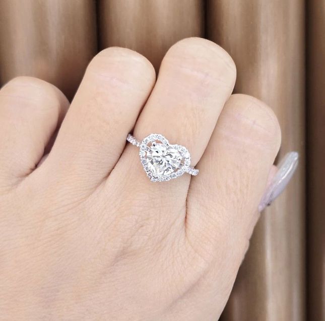 18K White Gold Ring Center Heart Diamond with 1.51ct
