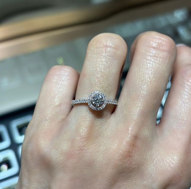 18K White Gold Ring Studded With Round Diamond with 0.40ct