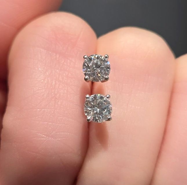 18K White Gold Earring Studded With Round Diamond with 0.43ct