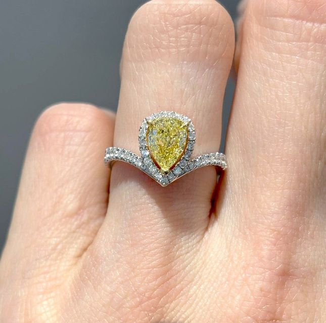 18K White Gold Ring Center Pear Diamond with 1.01ct