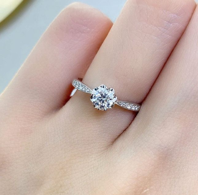 18K White Gold Ring Studded With Round Diamond with 0.34ct