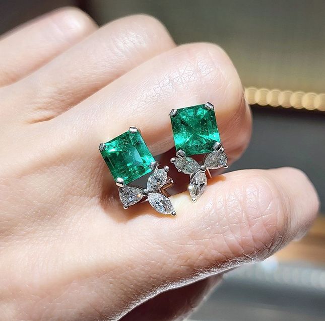 PT900K Earring Center Emerald Diamond with 5.71ct