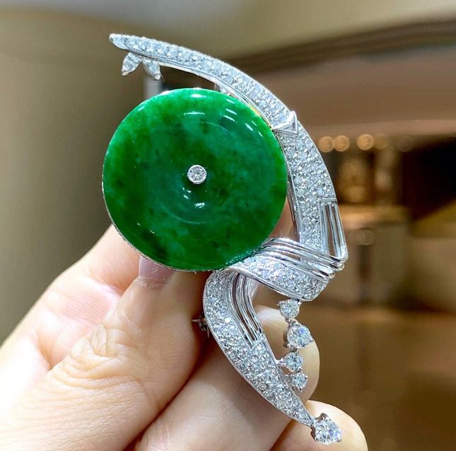18K White Gold Brooch Studded With Jade with 88.23ct