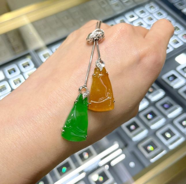 18K White Gold Necklace Studded With Jade with 170.68ct