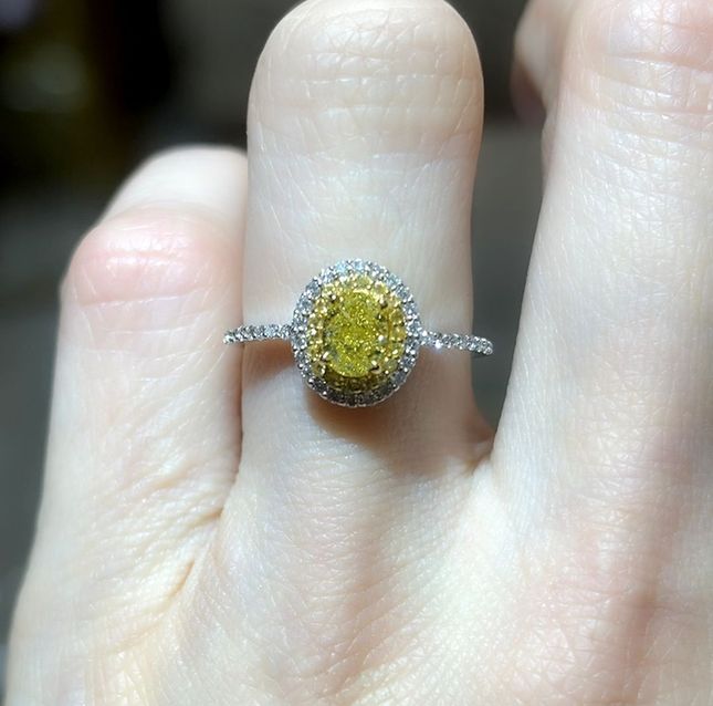 18K Two Tone Gold Ring Center Oval Diamond with 0.59ct
