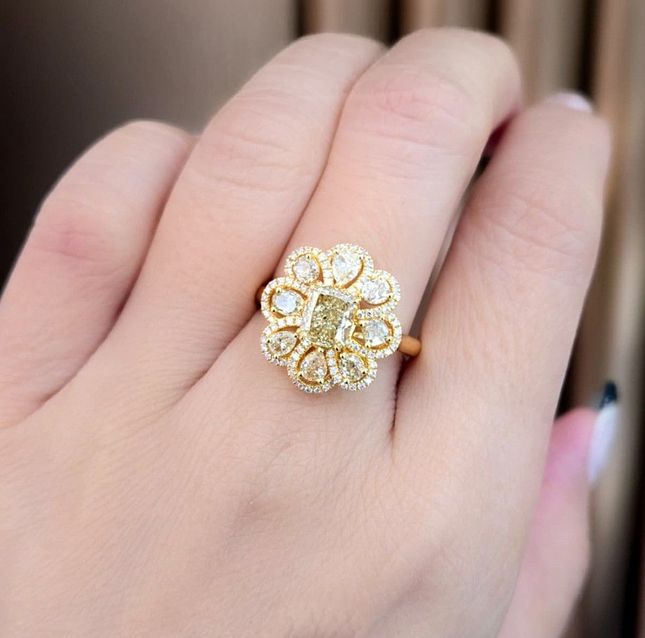 18K Yellow Gold Ring Center Cushion Diamond with 1.02ct