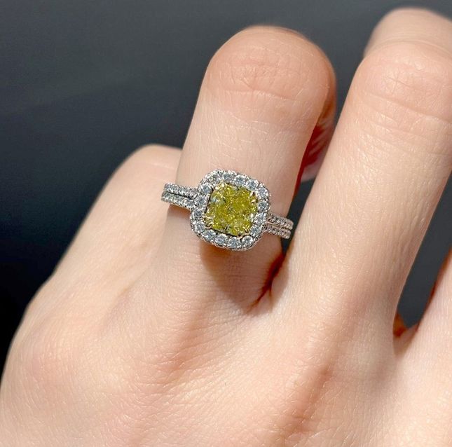 18K White Gold Ring Center Cushion Diamond with 1.33ct