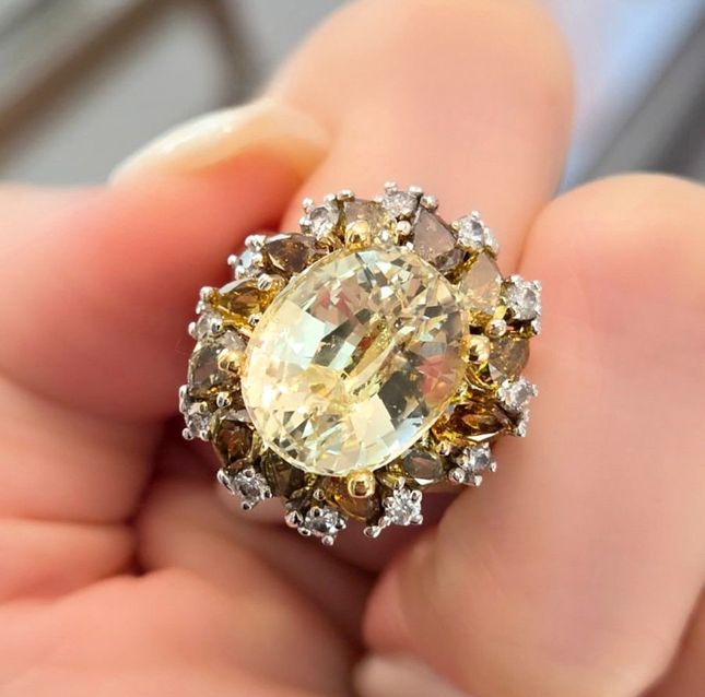 18K Yellow Gold Ring Center Oval Sapphire with 9.68ct
