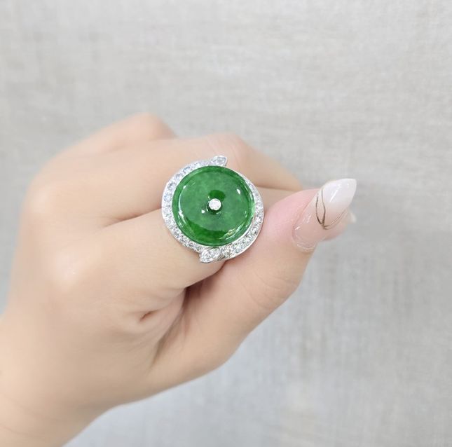 Jadeite Pendant 37.66ct 18K White Gold