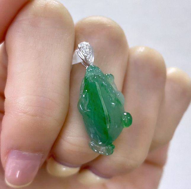 Jadeite Pendant 18.95ct in White Gold