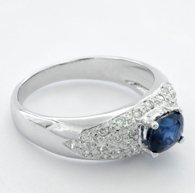 Oval-Cut 0.80 Carat Sapphire Ring in 14K White Gold