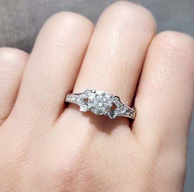 Charming 18K White Gold Diamond Ring - LR14126