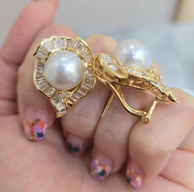 Golden Aura 18K Yellow Gold Pearl Earrings – LE1876