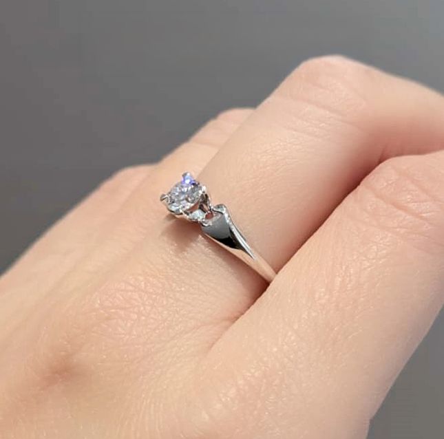 Captivating 18KT White Gold Diamond Ring – LR14388