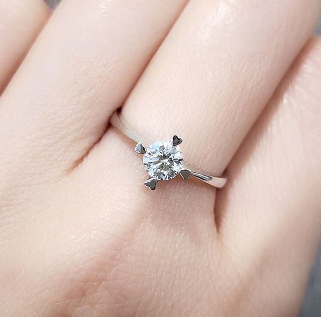Gleaming 18KT White Gold Diamond Ring – LR13027