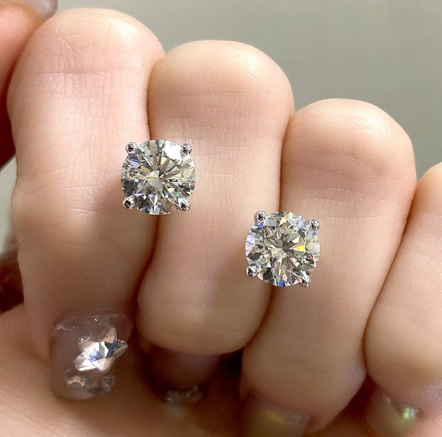 Lustrous 18K White Gold Solitaire Diamond Stud