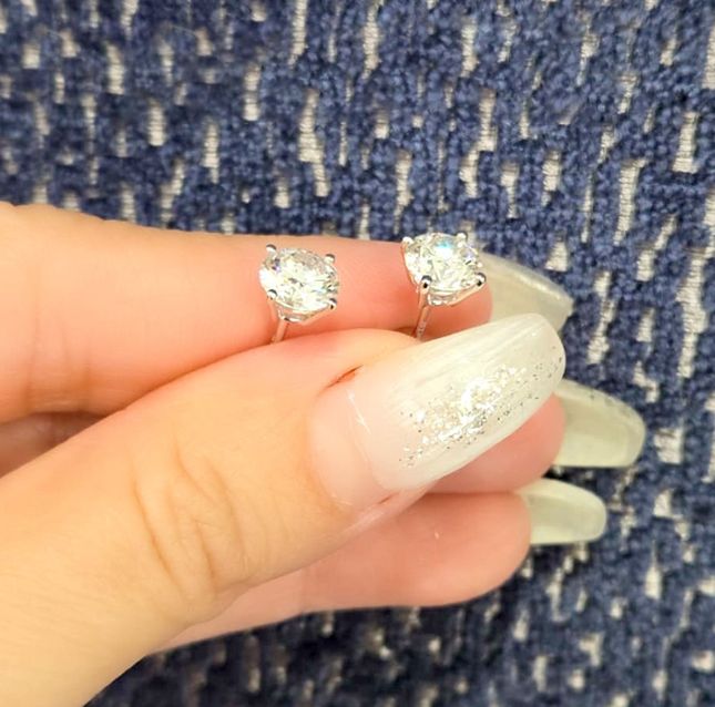 Delicate 18K White Gold Diamond Earring Stud