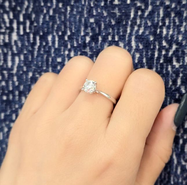 Elegant Solitaire Diamond 18K White Gold Band