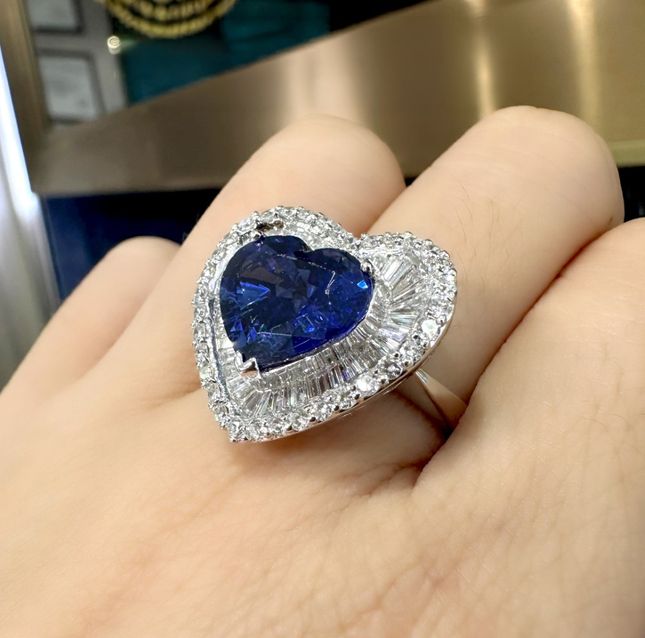 Sapphire Ring in 18K White Gold – LR13912