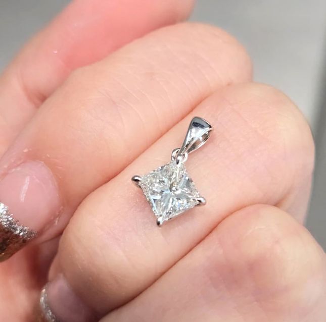Heritage Diamond Princess Pendant 18K White Gold LP2475