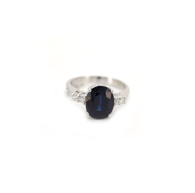 Sapphire Oval 3.95ct Ring in 14K White Gold
