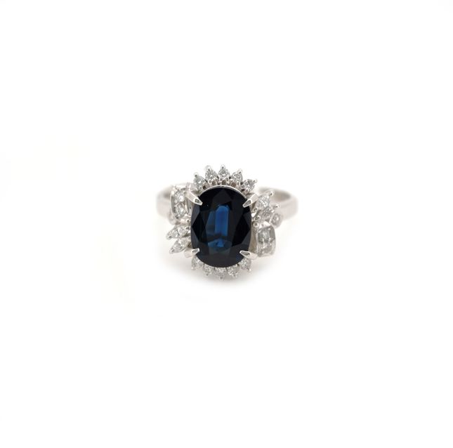 Sapphire Oval 3.82ct Ring in Platinum