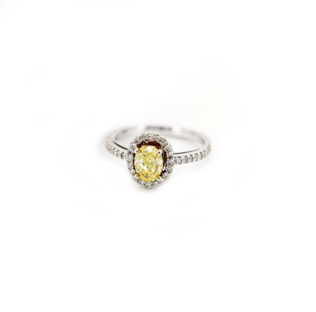 Diamond Yellow Fancy Oval 0.89ct in 18K