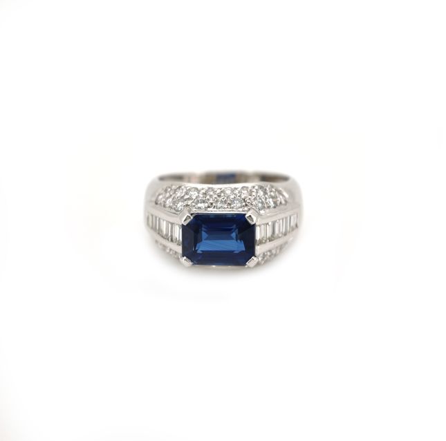 Sumptuous Sapphire Ring in 18K White Gold – LR11733
