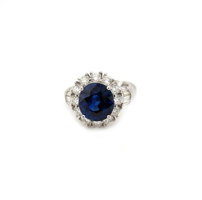 Sapphire Ring in 18K White Gold – LR10097