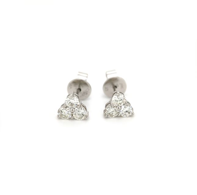 18K White Gold Earring Studded With Round Diamond