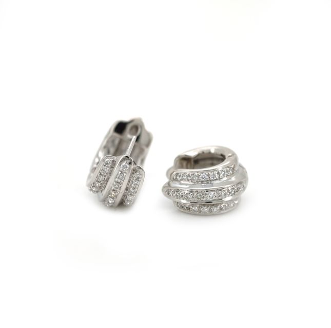 18K White Gold Earring Studded With Round Diamond