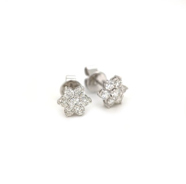 18K White Gold Earring Studded With Round Diamond