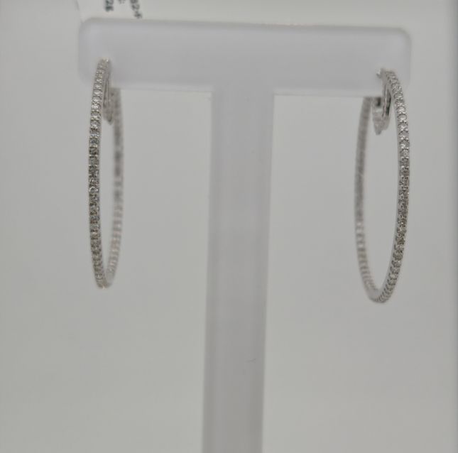 18K White Gold Earring Studded With Round Diamond