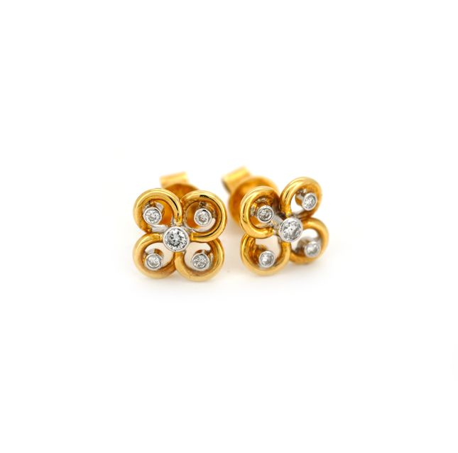 18K Two Tone Gold Earring Studded With Round Diamond