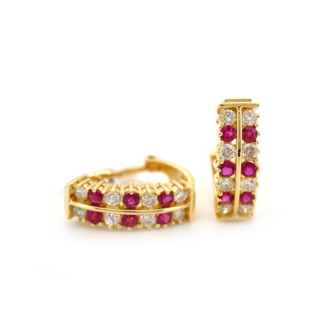 18K Yellow Gold Earring Center Round Ruby