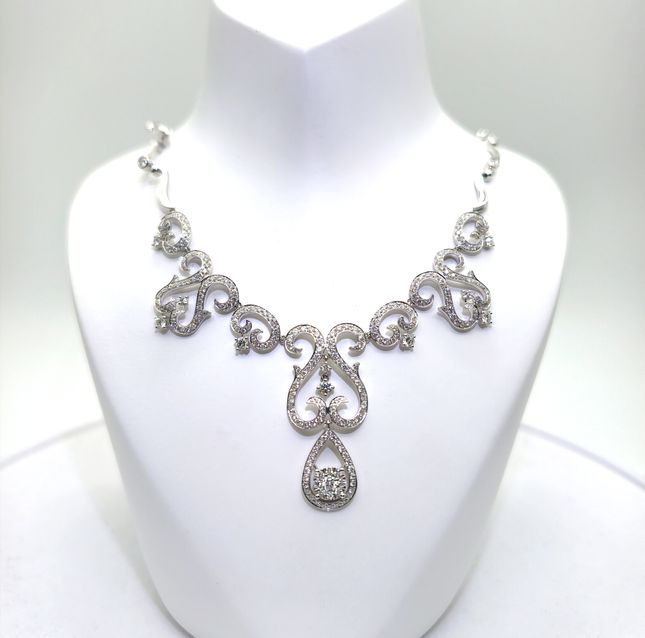 18K White Gold Necklace Studded With Round Diamond