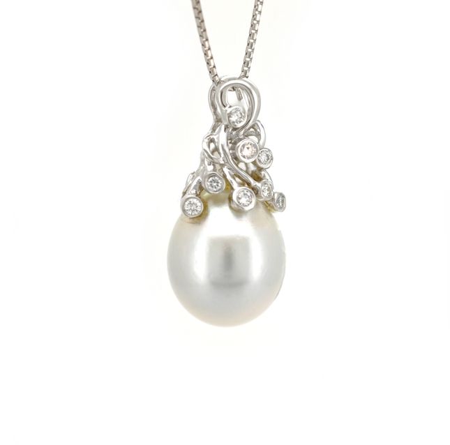 18K White Gold Necklace Studded With Diamond