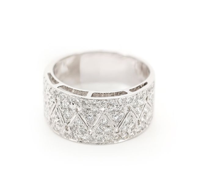 Elegant 18K White Gold Diamond Ring
