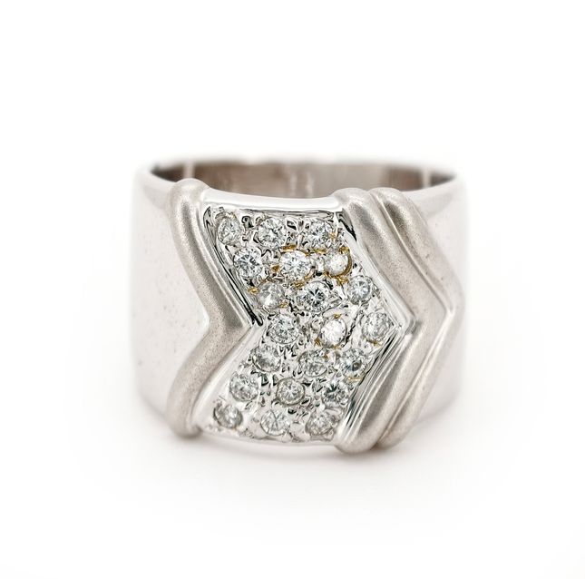 18K White Gold Round Diamond Studded Ring