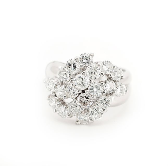 PT900 Platinum Ring with Round Diamonds